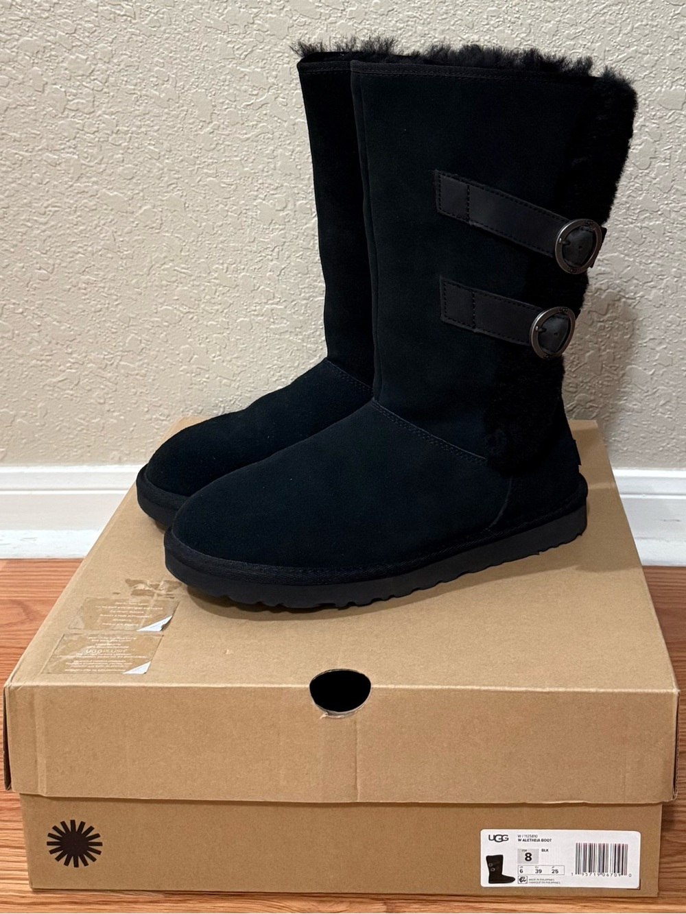 UGG Alethea Boot Black Size 8 - Excellent Condition with Original Box